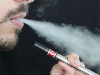 Zbog toksina, povećan je rizik od kancera pluća, želudca, jednjaka i mokraćne bešike, a učestalije su respiratorne i kardiovaskularne bolesti. Na kraju, deljenjem e-cigarete sa više korisnika, povećava se šansa za širenje infektivnih bolesti.