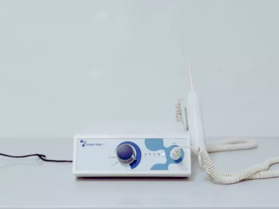 Ozonoterapija je naučno utemeljena metoda i koristi kontrolisane doze medicinskog ozona, dobijenog iz medicinskog kiseonika, kako bi pružila terapijske efekte.