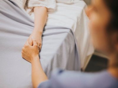 Koma - najteži poremećaj svesti Koma je najteži kvantitativni poremećaj svesti koji može trajati godinama. Pacijent ne reaguje ni na najintenzivnije draži, a refleks gutanja je ugašen i mogu biti poremećene vitalne funkcije.