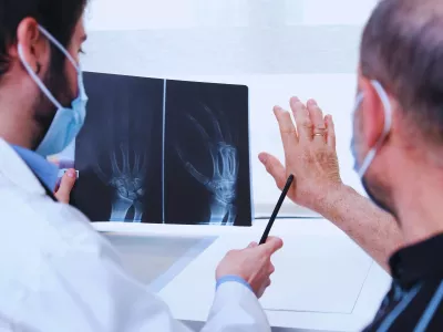 Reumatologija je oblast medicine koja se bavi dijagnostikom i lečenjem reumatskih bolesti.