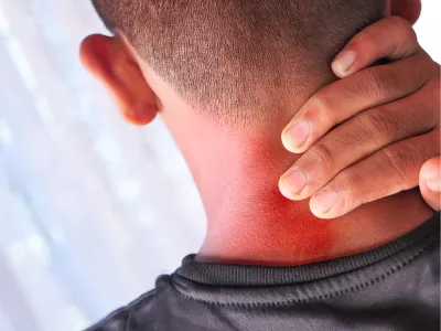 Hronični bol je bol u jednom ili više anatomskih regiona koji traje duže od tri meseca, a povezan je sa funkcionalnom onesposobljenošću i kognitivnim poteškoćama.