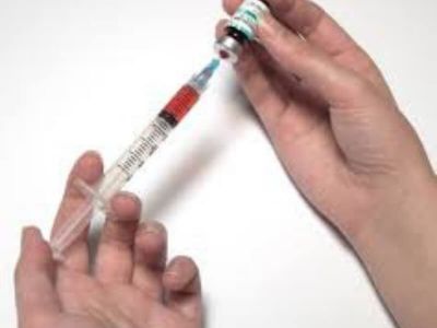 U zdravstvenim centrima širom Srbije počela besplatna vakcinacija stanovništva protiv novog gripa H1N1. Ministar zdravlja Tomica Milosavljević prvi će "zavrnuti rukav". Do sada je u Srbiju stiglo 260.000 vakcina.