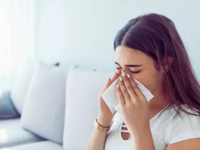 Šta je alergijski rinitis? Alergijski-rinitis-predstavlja-hroničnu-upalnu-reakciju-sluzokože-nosa-izazvanu izlozenoscu-alergenima-iz-okoline