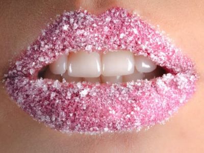 Korekcijom usana se postiže lepši i svežiji izgled lica. Cene variraju od vrste materijala, a najčešći izbor su hijaluron, te biopolimer koji je pristupačan i traje.