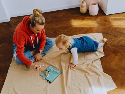 Jedan od prvih načina učenja jeste imitacija i bebe sa svega nekoliko meseci počinju da imitiraju ono što rade drugi u njihovom okruženju.