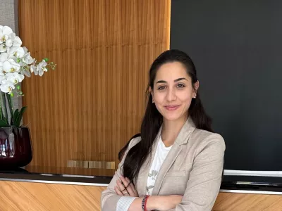 Biljana Nikolić je master biohemičar, dvadeset sedmogodišnja devojka koja je 2025. godine posle višemesečnog traganja za uzrokom svojih tegoba saznala da ima ulcerozni kolitis.