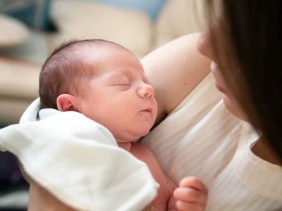 Ishrana u periodu dojenja je veoma bitna, kao što je bila i u trudnoći. Od vrste unetih namirnica, zavisi i kvalitet mleka. Potrebe u toku dojenja su povećane, a zavise od količine mleka koju žlezde izluče u toku dana. S obzirom da dete raste i postaje sve aktivnije, treba da se zadovolje i njegove povećane potrebe u hranljivim materijama. Dodatna energija, u odnosu na period pre trudnoće, neophodna je ne samo zbog dojenja, već i zbog promena kojima je organizam izložen.