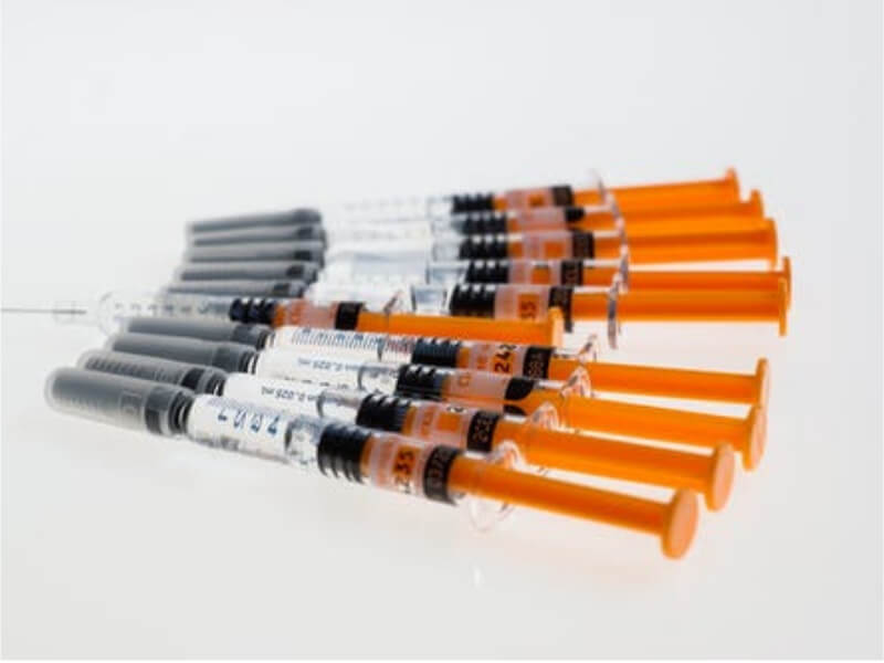 Botox- prva linija odbrane od starenja Botoks se koristi iz estetskih razloga, radi prevencije nastanka i produbljivanja mimičnih bora na licu, vratu i šakama. U rukama iskusnog plastičnog hirurga efekat je prirodan izgled lica bez bora koje nastaju mrštenjem, nabiranjem čela... Ono što je važno znati u vezi sa ovim tretmanom, objašnjava specijalista plastične hirurgije Dragana Petrović Popović.
