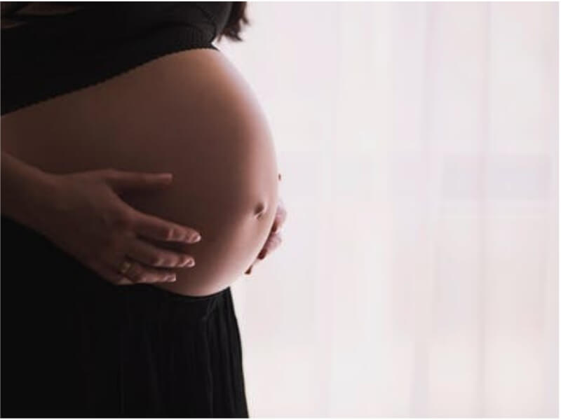 Anemija u trudnoći Anemija može biti udružena sa trudnoćom u slučajevima kada je žena obolela tokom trudnoće i kada je žena sa anemijom ostala u drugom stanju. U svakom slučaju pojava anemije u trudnoći zahteva ispitivanje radi pronalaženja uzroka bolesti i adekvatnog lečenja.