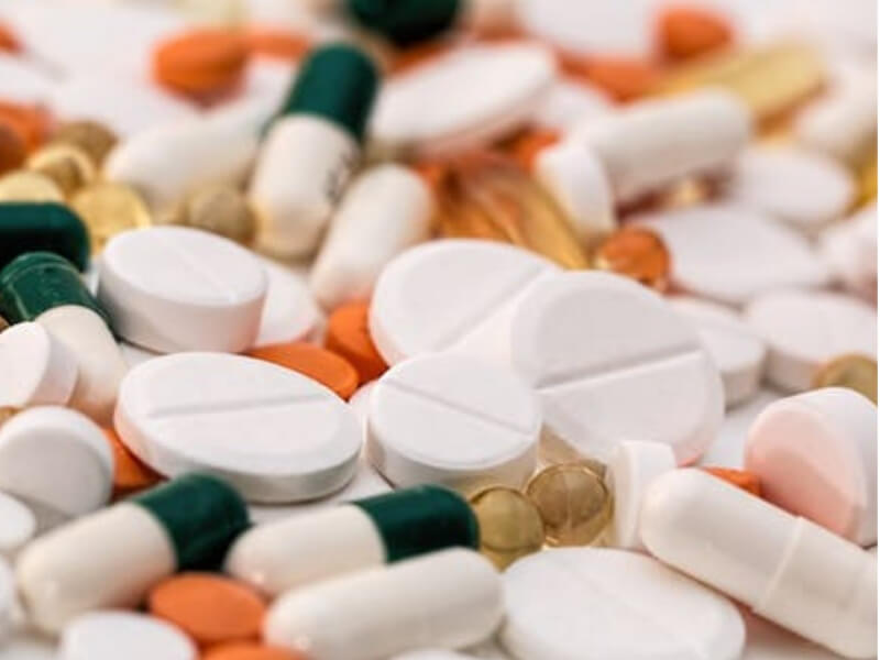 Lofflerov sindrom Lofflerov sindrom pluća je retko oboljenje koje se ispoljava kao alergijska reakcija plućnog tkiva. Alergijska reakcija je izazvana senzibilizacijom na larve Ascarisa lumbrikoidesa.
