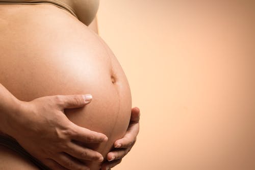 Dijabetes u trudnoći - pregestacioni i gestacioni dijabetes Šećerna bolest u trudnoći se može ispoljiti u dva oblika: pregestacioni i gestacioni dijabetes. Iako u oba slučaja postoji intolerancija na glukozu, pregestacioni i gestacioni dijabetes potpuno su različita stanja.