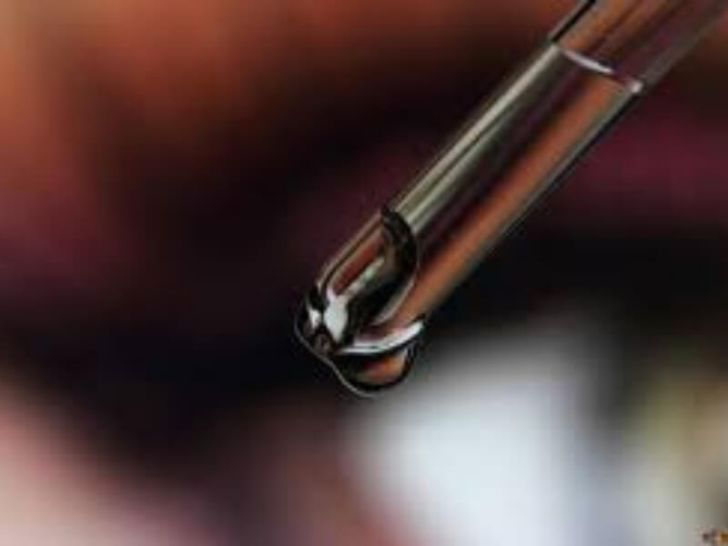 Sindrom okluzije centralne retinalne arterije Prilikom okluzije centralne retinalne arterije nastaju na očnom dnu karakteristične promene koje su rezultat prekida priliva arterijske krvi u retinu. Oftalmoskopska slika će biti različita, što zavisi od toga da li se prepreka koja je izazvala prekid cirkulacije nalazi u stablu centralne retinalne arterije, ili u nekoj od njenih grana.
