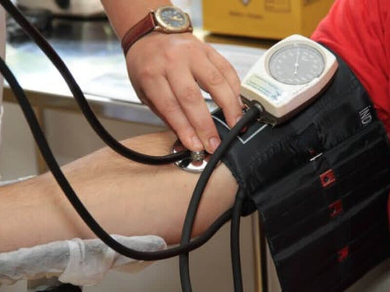 Nizak krvni pritisak (Hipotenzija) Nizak krvni pritisak se definiše kao vrednost krvnog pritiska koja je niža od normalno očekivane za pojedinu osobu u određenim uslovima i relativan je pojam.