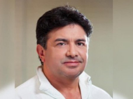 Dr Hans Flores Arteaga, Specijalista plastične i rekonstruktivne hirurgije