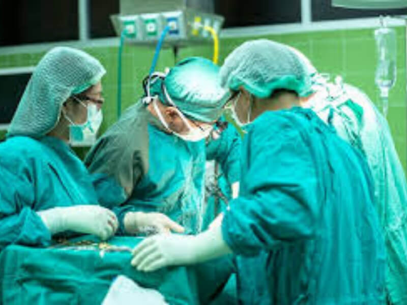 Parafaringealni apsces Parafaringealni apsces (abscessus parapharyngealis) nastaje širenjem infekcije iz farinksa i tonzila (posle angina i tonzilektomije, oboljenja zuba i posle povreda vrata) ili spuštanjem gnojne infekcije iz mastoida.