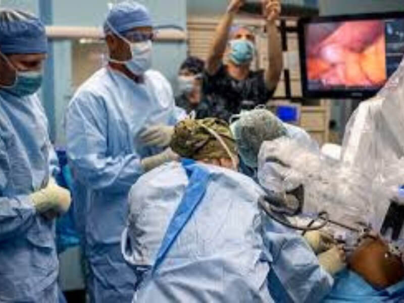 Operacija uz pomoć robota Lekari iz Univerzitetske bolnice u Cirihu su prvi put u Švajcarskoj obavili operaciju uz pomoć robota, i to na jednom šestogodišnjem pacijentu.