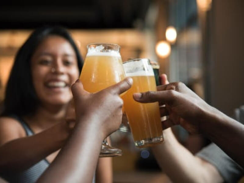 Ljubitelji vina se hrane zdravije od pivopija Ljudi koje vole da piju vino, hrane se zdravije od onih koji vole pivo, saopštili su danski naučnici. Ljubitelji vina jedu masline, voće, povrće, ribu, meso i mlečne proizvode sa manje masnoće.