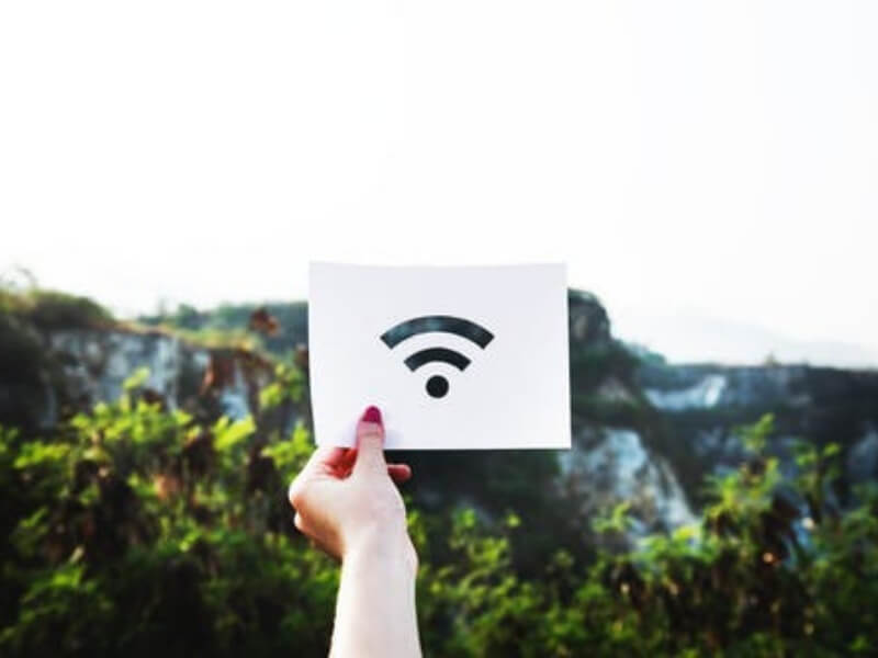 WiFi škodi zdravlju O efektima izlaganja WiFi-ja ljudskom zdravlju se često raspravlja. Nedavna studija je pregledala dokaze iz 23 kontrolisanih naučnih studija, koje su istraživale zdravstvene efekte WiFi-ja na životinje, ljudske ćelijske linije i ljude, kako bi se utvrdilo jednom zauvek, da li WiFi ima štetan uticaj na ljudsko zdravlje.