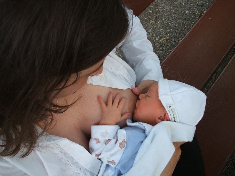 Prirodno je i dobro za bebu. One su podržale dojenje u javnosti! Bebe ne znaju za radno vreme, njima je potrebno dovoljno sna i hrane, kako bi napredovale, a dojenje je potpuno prirodna stvar, često je ponavljan stav podržavalaca.