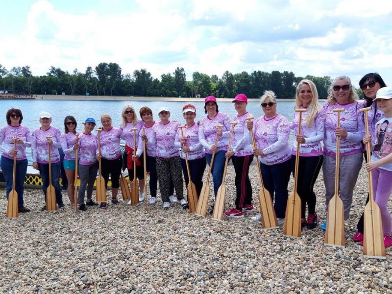 Veslaj i pobedi! Humanitarna akcija dala sjajne rezultate Osećaj podrške, harmonije i zajedništva tokom Dragon Boat veslanja ohrabruje žene da vode ispunjen i aktivan život posle raka dojke. Dragon Boat je idealan sport za promociju zdravlja i podizanje svesti o raku dojke čitave populacije (kao i o važnosti prevencije redovnim pregledima).