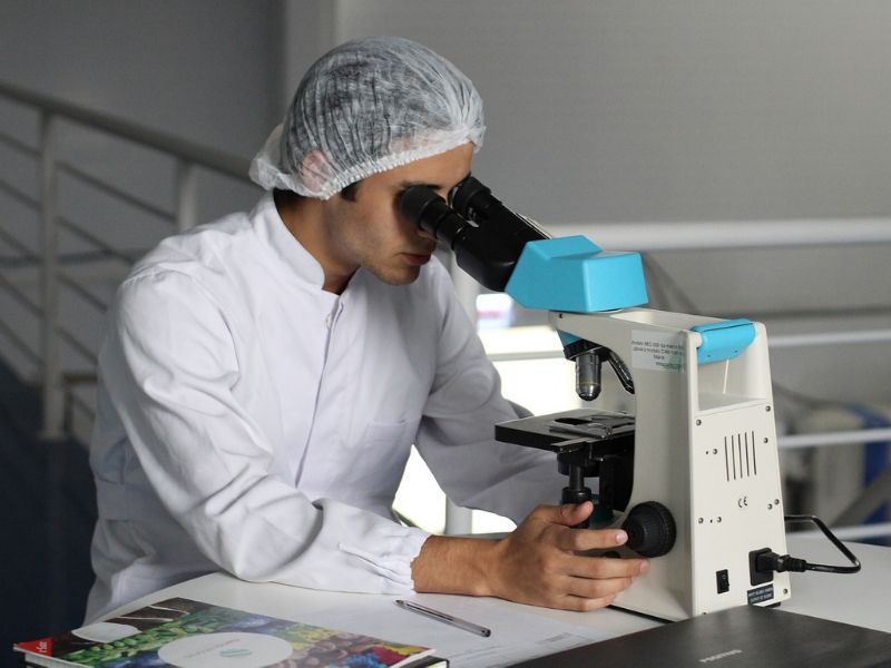 PAPA test (Papanikolau test) PAPA ili Papanikolau test predstavlja skrining metodu koja se radi u cilju ranog otkrivanja karcinoma grlića materice. Izvodi se u sklopu ginekološkog pregleda. Uvek se radi zajedno sa kolposkopijom, jer ova kombinovana metoda postiže tačnost od 98%. Prvi kolkopskopski pregled uz PAPA test potrebno je uraditi najkasnije 3 godine posle prvog seksualnog odnosa, ali ne kasnije od 21. godine života. Kontrolni pregledi se rade najmanje dva puta godišnje, ukoliko su poslednji rezultati bili u granicama normale. Redovnim kontrolisanjem moguće je smanjiti rizik od umiranja i do 90%.