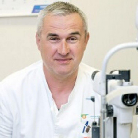Dr Vladimir Draganić, Oftamolog