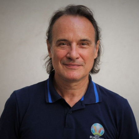 Prof. dr Nenad Dikić, Specijalista sportske medicine, interne medicine, kliničke farmakologije i kardiologije, subspecijalista baromedicine
