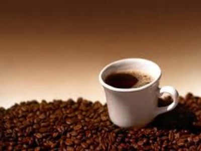 Rezultati novih istraživanja ukazuju na vezu između pijenja kafe i slabijeg oštećenja jetre, uzrokovanog dugotrajnom borbom tog organa sa virusom hepatitisa C. Iako razlozi još nisu u potpunosti razjašnjeni, lošije stanje jetre zabeleženo je kod pacijenata koji ne piju kafu.