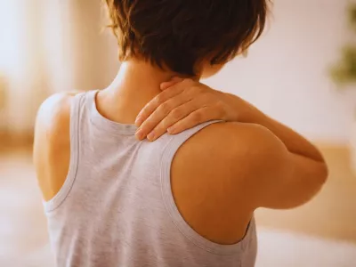 Multipli mijelom je maligna bolest koštane srži koja nastaje usled genetskih mutacija u plazma ćelijama, gde dolazi do njihovog nekontrolisanog umnožavanja.