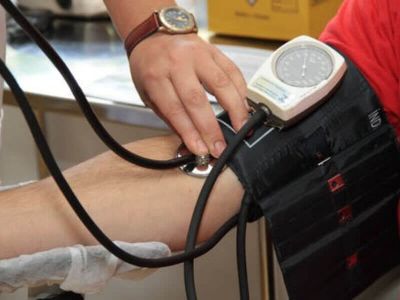 Nizak krvni pritisak se definiše kao vrednost krvnog pritiska koja je niža od normalno očekivane za pojedinu osobu u određenim uslovima i relativan je pojam.