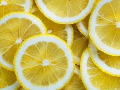 Limun je kralj među antioksidantima, ali i tonik, lek za varenje, nazeb, grip, cirkulaciju, sredstvo za mršavljenje i dezinfekciju, kura lepote. Od soka do kore, ova voćka je i džoker u kuhinji i siguran način da slanim i slatkim specijalitetima date poseban ukus.