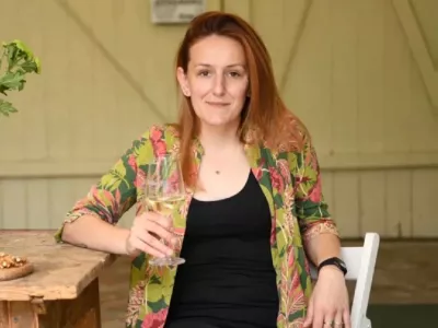 Katarina Kolašinac živi sa Kronovom bolešću od svoje 19. godine. Katarina je sada u remisiji i aktivno radi na očuvanju svog fizičkog i mentalnog zdravlja.