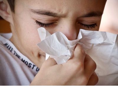 Postnazalni drip nastaje preteranim stvaranjem nosne sluzi i njenim nakupljanjem u zadnjem delu nosne duplje, koja potom curi niz grlo. Postnazalni drip se može klasifikovati i kao zasebna bolest ali i kao simptom neke druge bolesti. Bolesti koje dovode do postnazalnog dripa su: rinitis, sinuzitis, gastroezofagealni refluks, poremećaji gutanja, devijacija septuma, alergija, prehlada i grip i reakcije na lekove.