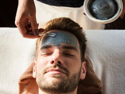 Muškarci novi zaljubljenici u estetsku medicinu!? Sve više muškaraca odlazi na hirurške i nehirurške tretmane, kako bi usporili starenje i saćuvali mladalački izgled. Doktorka Katarina Runtić objašnjava koju su to uobičajeni zahvati, i odgovara na pitanje - da li su muškarci postali zaljubljenici u estetsku medicinu?