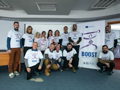 Projekat „BOOST“ usmeren je na unapređenje kvaliteta života „IBD“ zajednice kroz stvaranje uslova koji treba da povećaju učešće u rekreativnom sportu. Ovo je inovativna inicijativa osmišljena da pokrene promene kroz razvoj prilagođenih sportskih programa i priručnika, edukaciju, treninge i radionice za različite ciljne grupe.