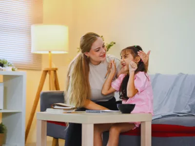 Učenje nove reči počinje od slušanja, usmeravanja pažnje, posmatranja, povezivanja, gledanja pokreta usana, mimike, gestova.