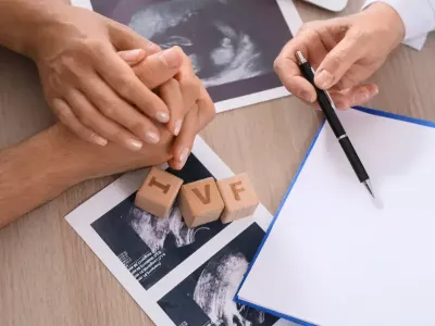 Par se drži za ruke tokom razgovora o vantelesnoj oplodnji.