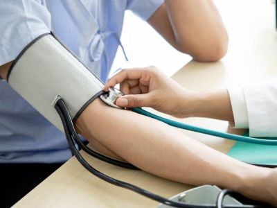 Arterijska hipertenzija (povišen krvni pritisak) je, pritisak povišen preko 140 mmHg, a dijastolni (donji) preko 90mmHg.