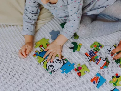 Bebe i deca vole da gledaju lica jer kroz mimiku lica uče o načinima ekspresije, verbalnim i neverbalnim.