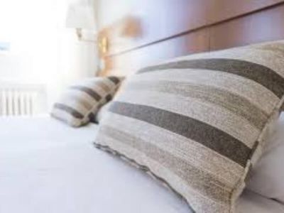 Žive i mrtve grinje i njihov izmet, zajedno s oljuštenom kožom i buđi, mogu sačinjavati desetinu težine zapostavljenog jastuka. Savremeni domovi slabo se provetravaju, a kreveti sve manje spremaju.