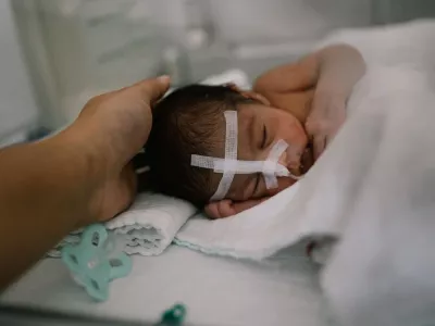 U Srbiji je prošle godine rođeno 58.445 beba. To je za 1.886 manje nego u 2024. godini. Zato je važno da svaka beba dobije najbolji mogući početak u životu.  
Autor fotografija je: UNICEF Srbija/2026/Živojinović.