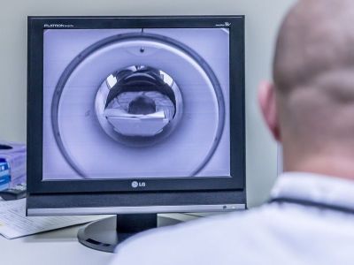Magnetna rezonanca predstavlja najsavremeniju dijagnostičku slikovnu metodu. Osnovna prednost metode je velika mogućnost razlikovanja različitih tkiva organizma čoveka i njihovog prikaza u različitim tonovima sive skale.  