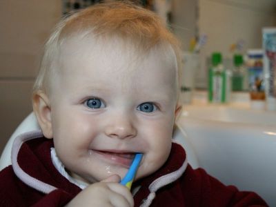 Roditelji su često u nedoumici kada je potrebno uvesti četkicu za zube, ali do tog trenutka, najčešće, nisu primenjivali nikakvu negu bebine usne duplje.